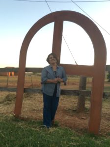 A neta Stela na fazenda histórica em Andradina